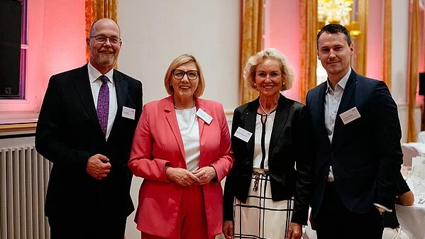 v.l.n.r.: Thomas Ernst, Präsident des BSI, Gisela Manderla, ehem. Bundestagsabgeordnete (CDU), ehem. Mitglied im Auswärtigen- und Verteidigungs-Ausschuss sowie Vorsitzende der Arbeitsgemeinschaft Katholische Soldatenbetreuung (KAS) e. V. und Vorsitzende des Midatlantic Club Bonn (MAC), Köln, Angelika Wiesgen-Pick, Geschäftsführerin, BSI e. V., Bonn, Ferdinand Herfeldt, Vorsitzende des Jungen Wirtschaftsrates NRW, Düsseldorf. (Bild: BSI)