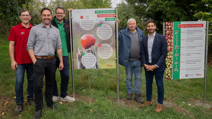 v.l.n.r: Mario Hofelich, Obst-und Gratenbauverein Kirchheim | Timo Schumann, VdAW | Daniel Übele, Kelterei Obele | Ditmar Übele, Mosterei Übele | Danyel Atalay, Bürgermeister Kirchheim am Ries (Foto: Verband der Agrargewerblichen Wirtschaft e.V.)