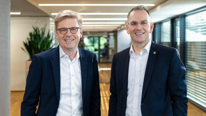 Gemeinsam für die Prozessautomation: Dr. Mats Gökstorp, Vorstandsvorsitzender von Sick (li.), und Peter Selders, CEO der Endress+Hauser Gruppe. (Bild: SICK AG)