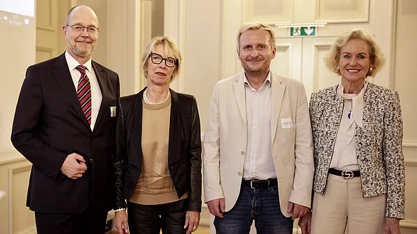 Thomas Ernst, Präsident des BSI e. V., Prof. Dr. Ulrike Ackermann, Direktorin, John Stuart Mill Institut für Freiheitsforschung e. V., Dr. Janosch A. Priebe, Neurowissenschaftler, Psychologe und Wissenschaftskommunikator (aka dr.JAP), CEO, dr.JAP Science GmbH, Angelika Wiesgen-Pick, Geschäftsführerin des BSI e. V. (Bild: BSI)