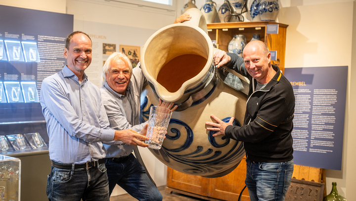 (v.l.n.r.) Martin Heil (Vorsitzender des Verbandes), Kelterei Heil, Jörg Stier, Kelterei Stiel und Vorsitzender „Apfelwein-Centrum-Hessen e.V.“, und Ralf Walther, Kelterei Walther. (Bild: Verband der Hessischen Apfelwein- und Fruchtsaft-Keltereien e. V. / Andreas Nadler)