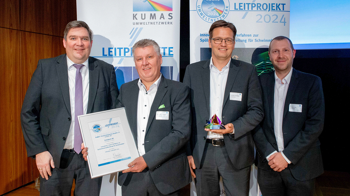 v.l.n.r. Markus Müller, Landrat Landkreis Dillingen a. d. Donau, Jürgen Weißenburger, Aufsichtsratsvorsitzender bei Grünbeck sowie die Grünbeck-Verantwortlichen Christian Zehetgruber und Andreas Trinkl nehmen den Preis im Augsburger Kongress am Park entgegen. (Bild: KUMAS)