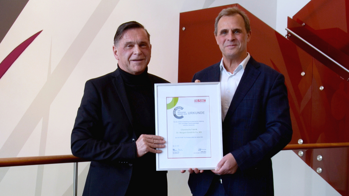 Die Chemische Fabrik Dr. Weigert ist der erste Preisträger des neu geschaffenen EKO-PUNKT Top Packaging Awards. Die Auszeichnung wurde am 18. November 2024 in Hamburg überreicht. V.l.n.r.: Stefan Munz (Leiter Innovation und Nachhaltigkeit, EKO-PUNKT) und Martin Kern (Einkaufsleiter, Dr. Weigert). (Bild: EKO-PUNKT)