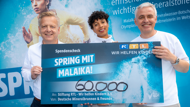 Mineralwasser-Botschafterin Malaika Mihambo und VDM-Geschäftsführer Jürgen Reichle (links) übergeben die Spende über 60.000 Euro für die Stiftung RTL an Andreas von Thien. (Bild: VDM)