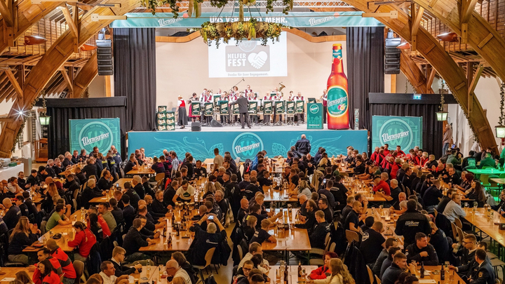 Mehr als 500 Ehrenamtliche feierten gemeinsam in der Biertenne beim 11. Wernesgrüner Helferfest. (Bild: Carlsberg Deutschland)