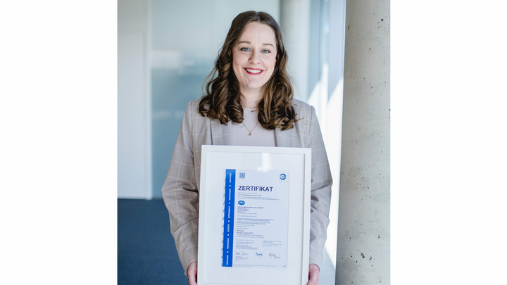 Maike Joachimsmeier, Leitung Qualitätsmanagement, freut sich über die erneute Zertifizierung nach dem IFS-Standard. (Bild: Salvus Mineralbrunnen GmbH)
