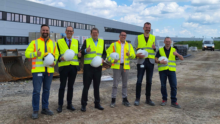 v.l.n.r.: Christian Gies (Leiter Facility Management/Jumo), Stadtbaurat Daniel Schreiner, Fuldas Oberbürgermeister Dr. Heiko Wingenfeld, Jumo-Geschäftsführer Dr. Steffen Hoßfeld, Jumo-Projektleiter Stefan Reith und Dr. Michael Schwander (Leiter Produktion Temperatursensortechnik/Jumo). (Bild: Jumo) 