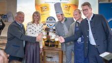 v.l.n.r. Prof. Dr. Josef Schrädler (Direktor der Bayerischen Staatsbrauerei Weihenstephan), Cornelia Zinner, Sebastian Zinner, Ferdinand Zinner, Staatsminister Markus Blume (Foto: Axel König/StMWK)