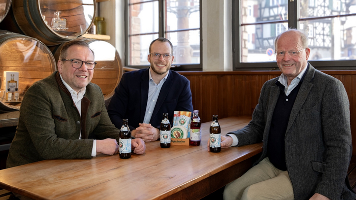 Die Alpirsbacher-Geschäftsführung (v.l.): Markus Schlör, Moritz Glauner und Carl Glauner (Bild: Alpirsbacher Klosterbräu)