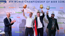 Sieger der Biersommelier WM 2025: Dennis Korr (Niederlande, 3. Platz), Platz 1: Leon Rodenberg (Niederlande, 1. Platz), Oliver Klamminger (Österreich, 2. Platz) | Foto: Sachon Verlag