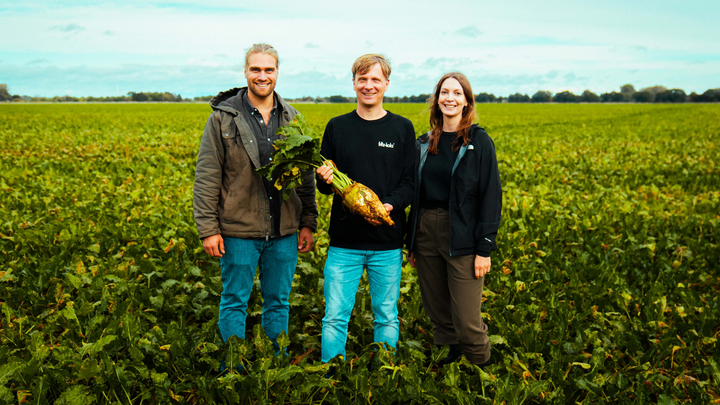 (v.l.n.r.) Cay-Alexander Hüneke (Landwirt), Mirco Wolf Wiegert (Gründer und Geschäftsführer von fritz kola), Leonie Schröter (Key Account Manager bei klim). (Bild: fritz-kola)