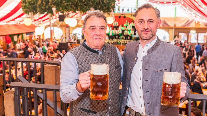 Staffelstabübergabe bei der Würzburger Hofbräu: Michael Haupt (links), Geschäftsführer  Technik, geht in den Ruhestand. Julian Walker ist ab 1. April 2025 sein Nachfolger. (Bild: Würzburger Hofbräu)