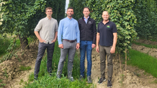 (v.l.n.r.) Vincent Kalchschmid, Stefan Roth, Dr. Johannes Stampfl, alle HVG, Johann Brenner, Hopfenzentrum Brenner (Bild: Fraunhofer IGCV)