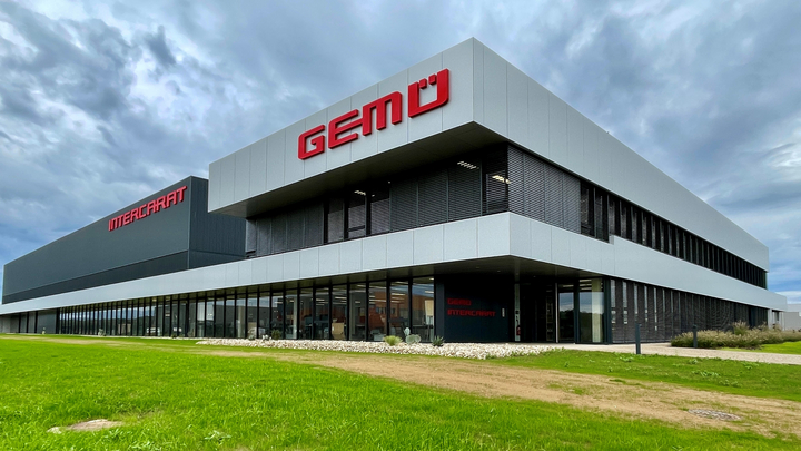 Gemü Frankreich und Intercarat, beides Tochterunternehmen der Gemü Gruppe, haben ihr neues Produktions- und Bürogebäude in Altdorf, Frankreich, bezogen. (Bild: Gemü)