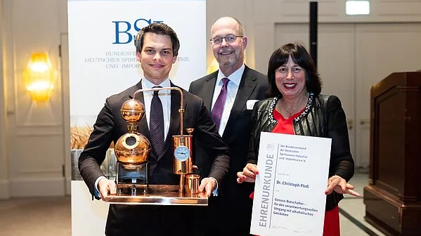 v.l.n.r.: Dr. Christoph Ploß, MdB (CDU/CSU), Vorsitzender der Hamburger CDU-Landesgruppe im Deutschen Bundestag, Thomas Ernst, Präsident des BSI, Marion Walsmann, Genuss-Botschafterin – für den verantwortungsvollen Umgang mit alkoholischen Getränken, MdEP (CDU/EVP), Stellv. Vorsitzende des Rechtsausschusses. (Bild: BSI)