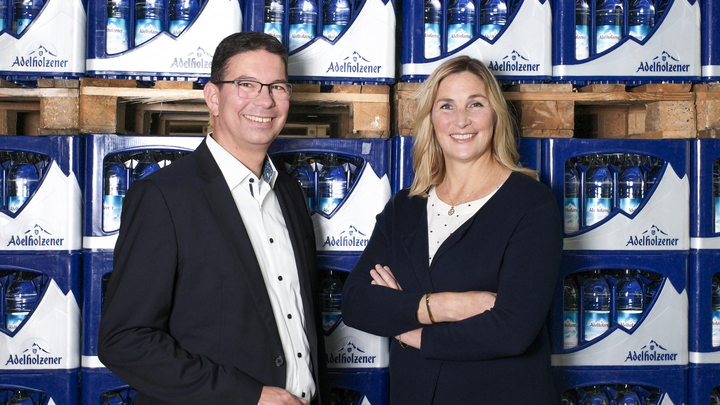 Peter Lachenmeir, Geschäftsführer für Operations und den kaufmännischen Bereich, und Silke Reuter, Geschäftsführerin für die Bereiche Marketing und Vertrieb. (Bild: Adelholzener Alpenquellen)