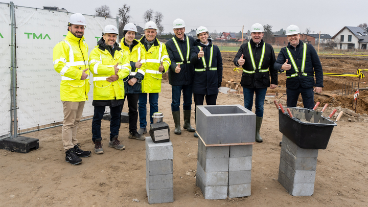 Das TMA und Engel Team bei der Grundsteinlegung zum Neubau in Danzig. (Bild: TMA AUTOMATION)