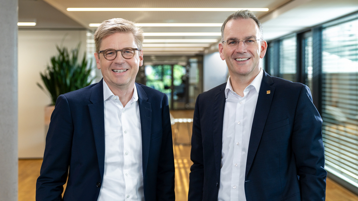 Dr. Mats Gökstorp, Vorstandsvorsitzender von Sick (links), und Peter Selders, CEO der Endress+Hauser Gruppe. (Bild: SICK AG)