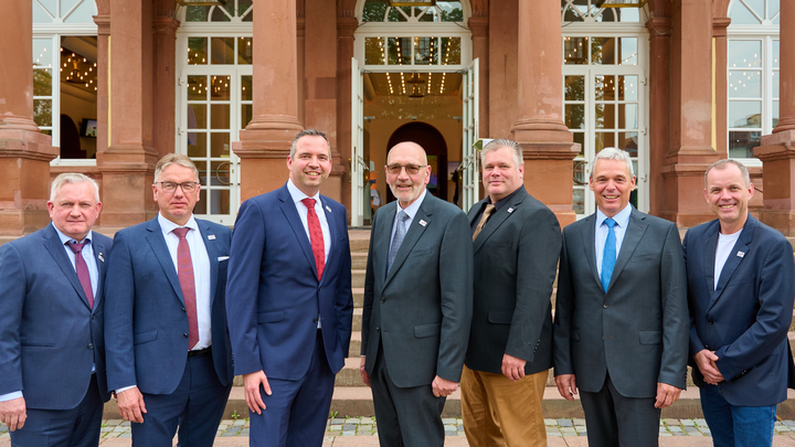 Das DWV-Präsidium mit der Geschäftsführung. (Bild: DWV / dieth+schröder fotografie)