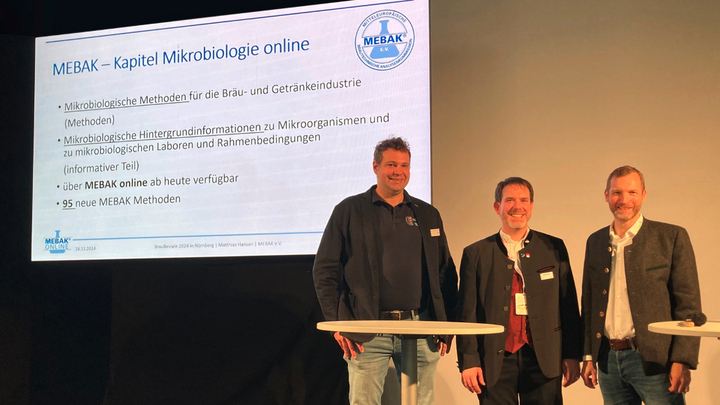 (v.l.n.r.) PD Dr.-Ing. habil. Mathias Hutzler, Leiter AG Mikrobiologie der MEBAK, Dipl.-Ing. Matthias Hansen, 2. Vorsitzender der MEBAK und Dr. Andreas Brandl, Mitglied AG Mikrobiologie der MEBAK, bei der Präsentation des neuen MEBAK-Online Kapitels "Mikrobiologie". (Bild: Sandro Cocuzza / MEBAK)